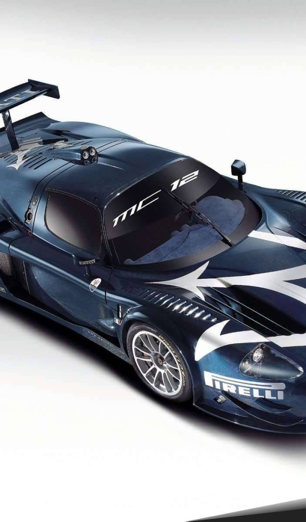 Красивый автомобиль Maserati MC12