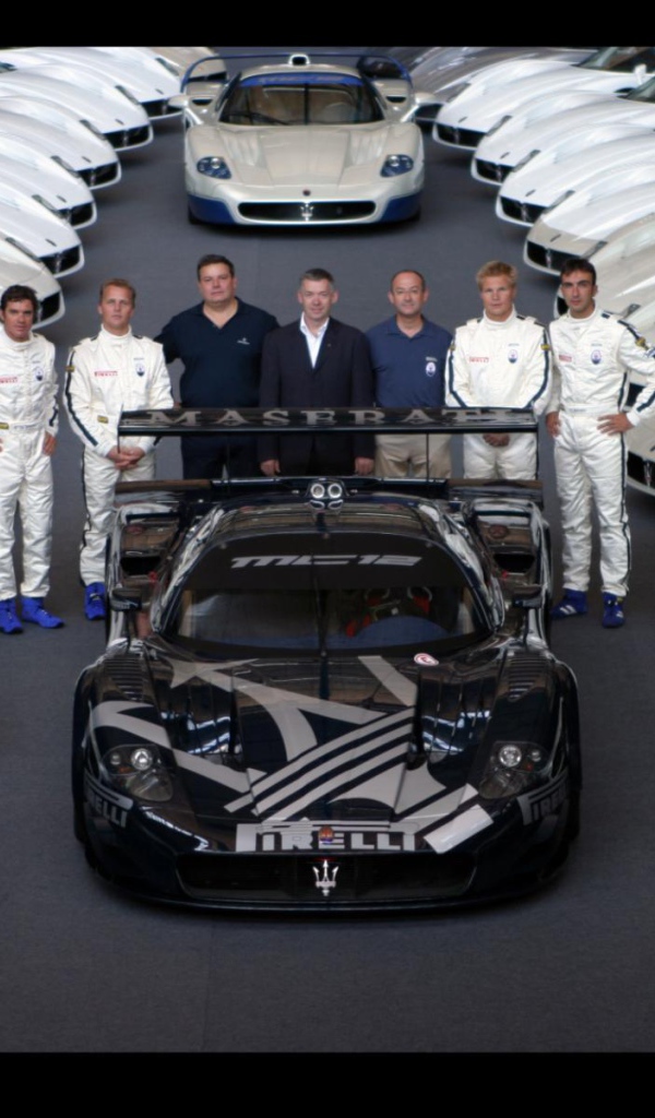 Красивый автомобиль Maserati MC12 в Москве