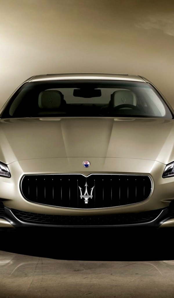 Красивый автомобиль Maserati Quattroporte