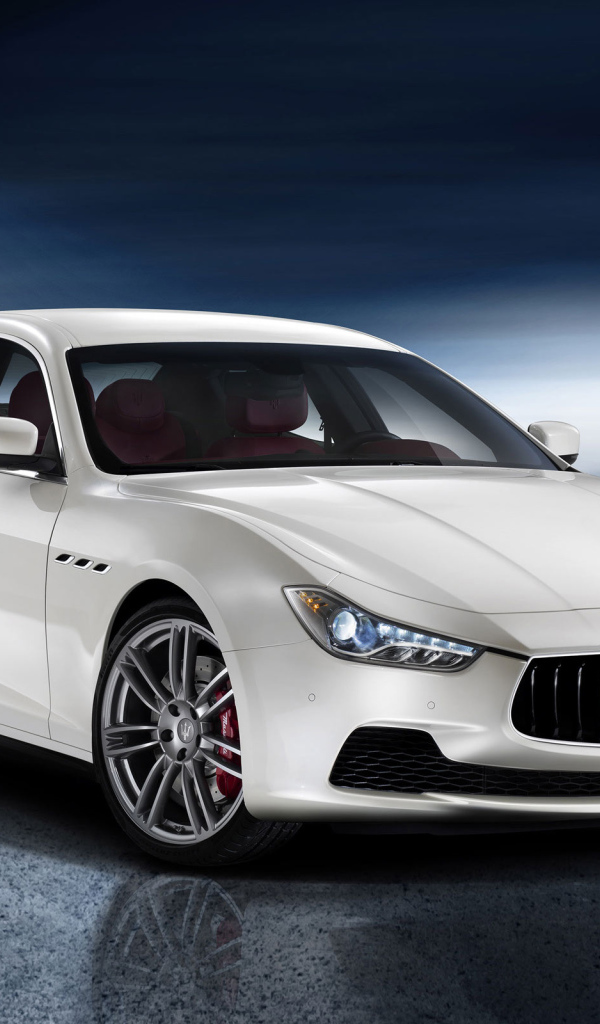 Автомобиль Maserati Ghibli на дороге