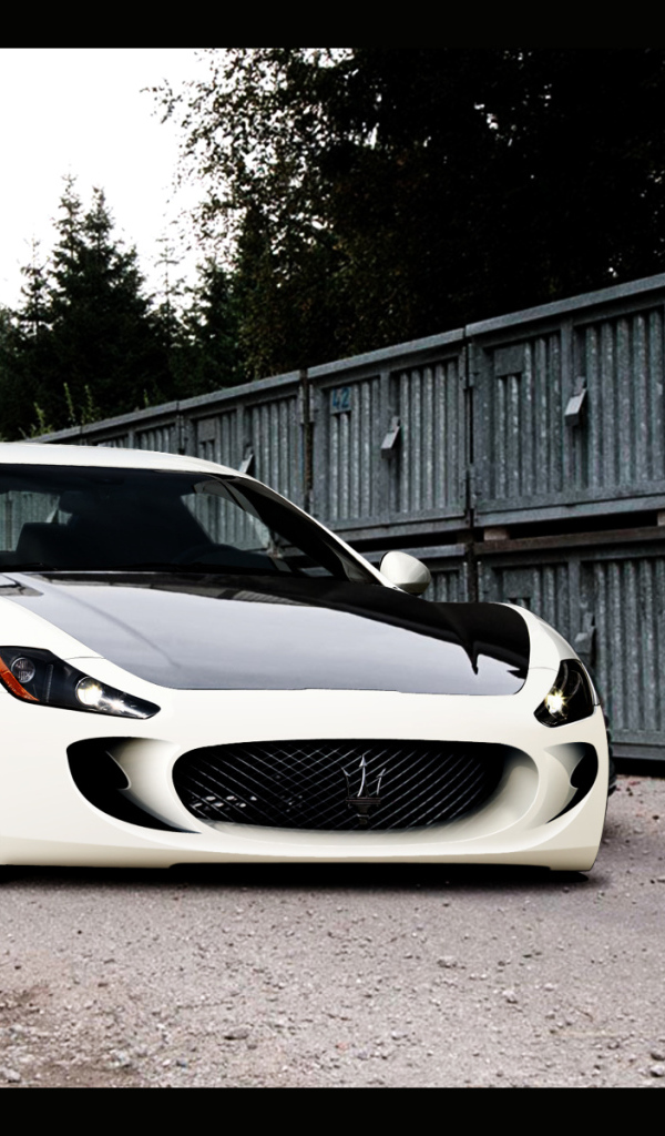 Автомобиль Maserati Granturismo на дороге