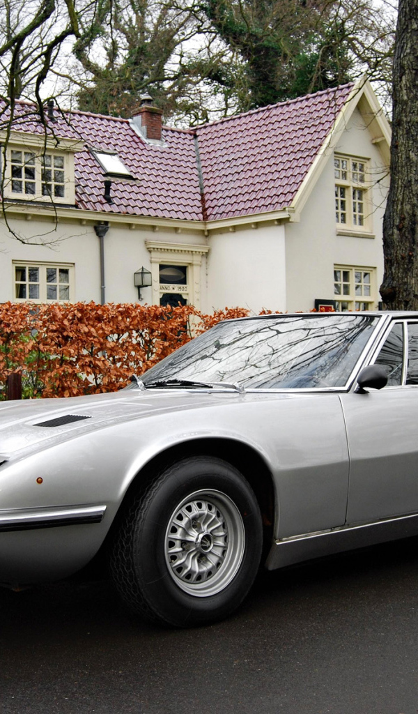 Автомобиль Maserati Indy на дороге