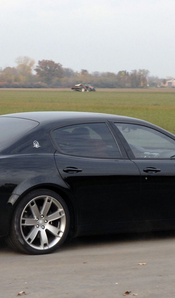 Автомобиль Maserati Quattroporte на дороге