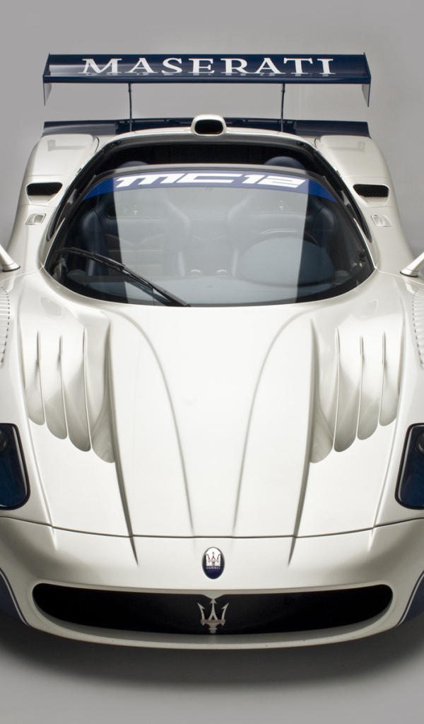 Автомобиль Maserati MC12 на дороге