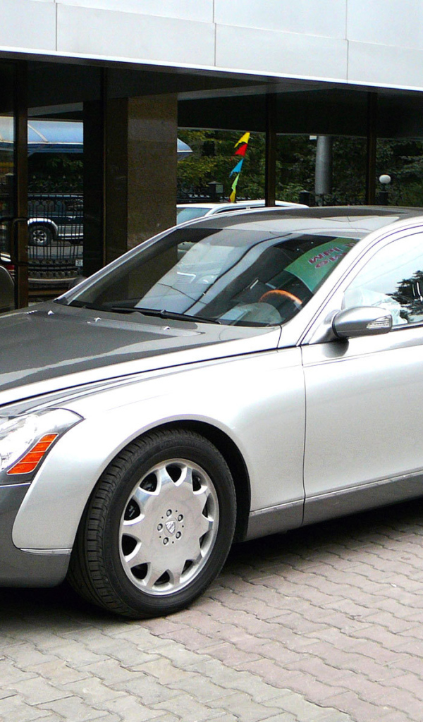 Красивый автомобиль Maybach  Landaulet в Москве