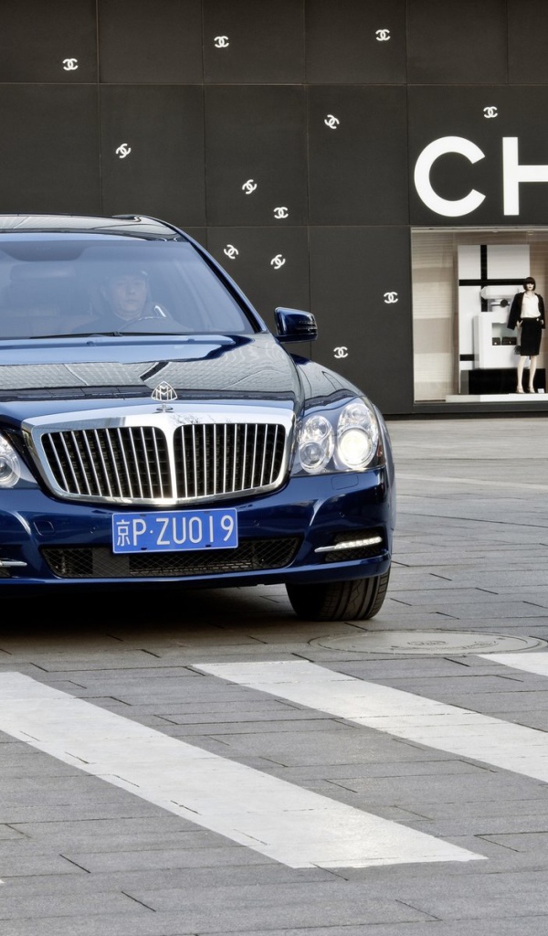 Автомобиль Maybach  62s на дороге
