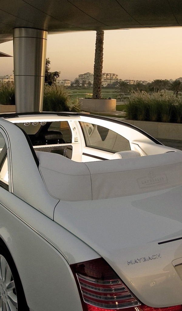 Автомобиль Maybach  Landaulet на дороге