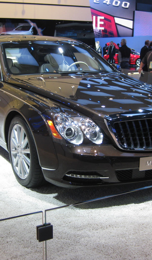 Автомобиль марки Maybach модели 2014