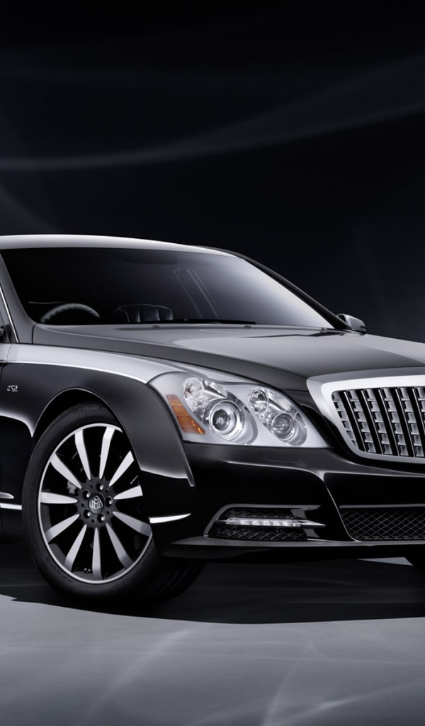 Автомобиль Maybach  2014 на дороге