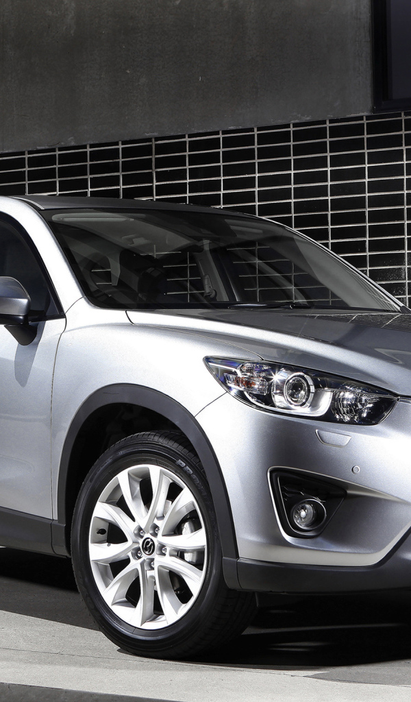 Красивый автомобиль Mazda CX 5