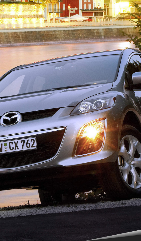 Красивый автомобиль Mazda CX 7