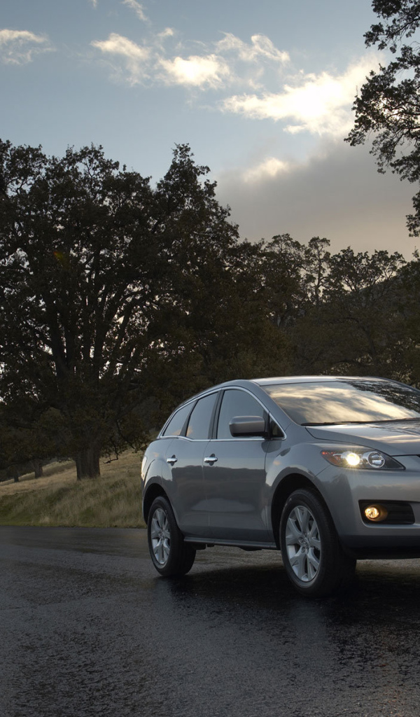 Красивый автомобиль Mazda CX 7 в Москве