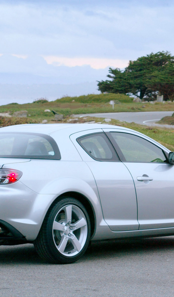 Автомобиль марки Mazda модели RX 8