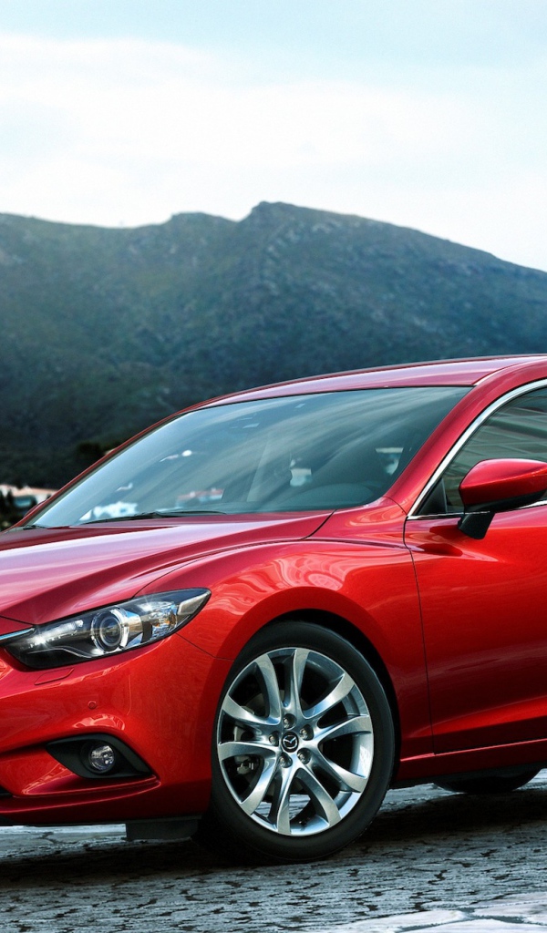 Автомобиль Mazda 6 на дороге