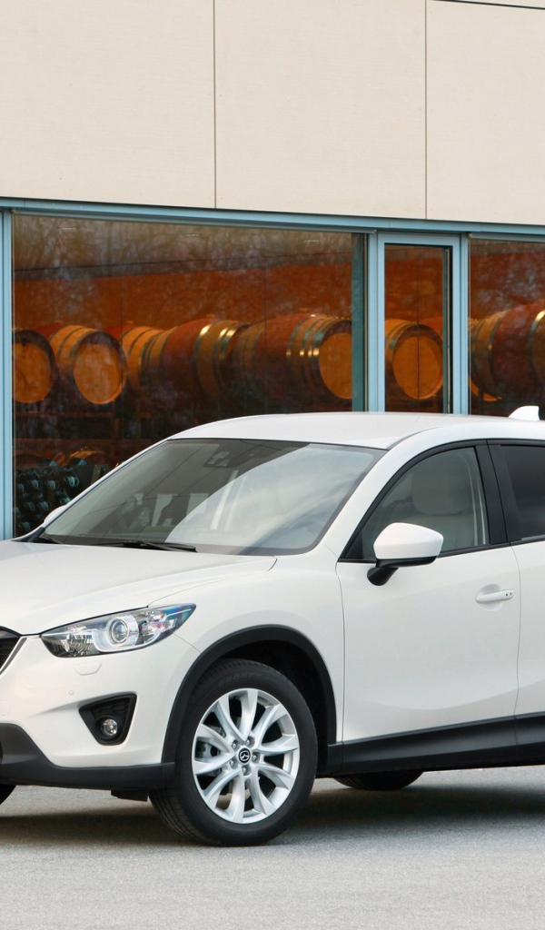 Автомобиль Mazda CX 5 на дороге