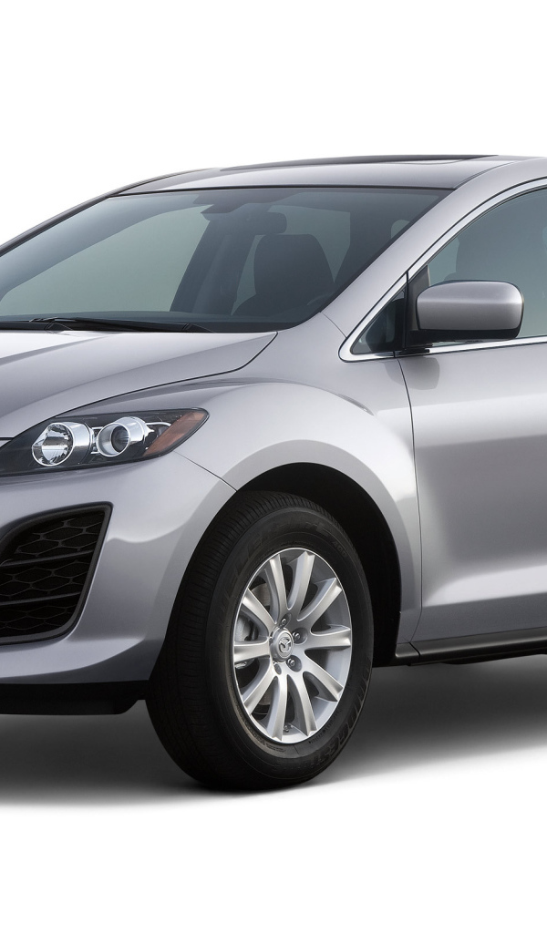 Автомобиль Mazda CX 7 на дороге