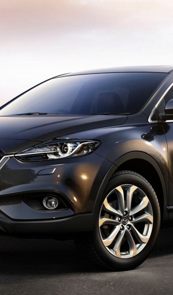 Автомобиль Mazda CX 9 на дороге