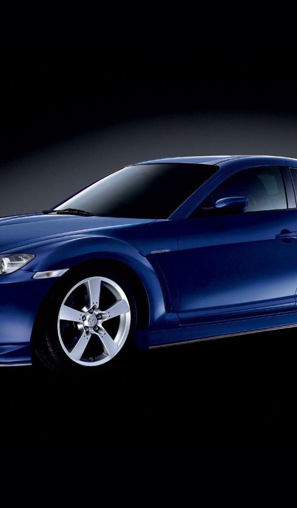 Автомобиль Mazda RX 8 на дороге