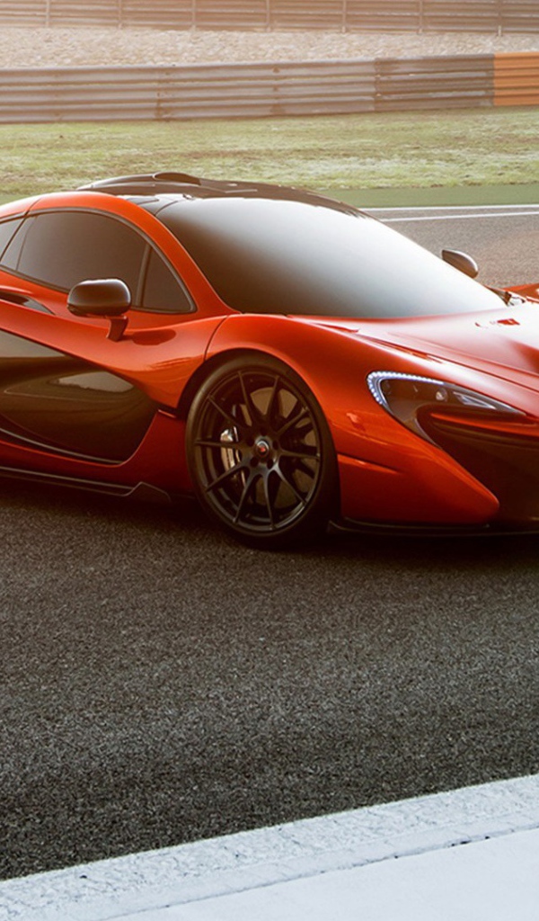 Красивый автомобиль McLaren P1 2014 в Москве