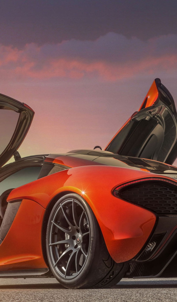 Автомобиль McLaren P1 2014 на дороге