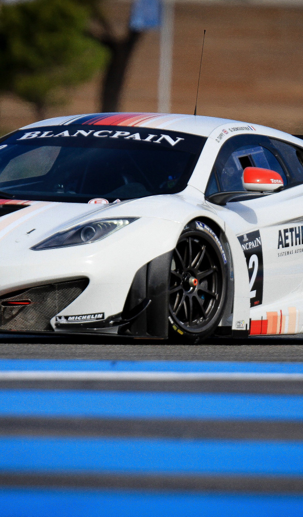 Спортивный автомобиль макларен