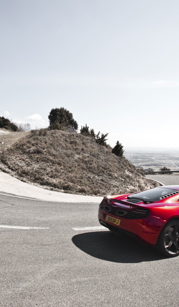 Автомобиль на горной дороге