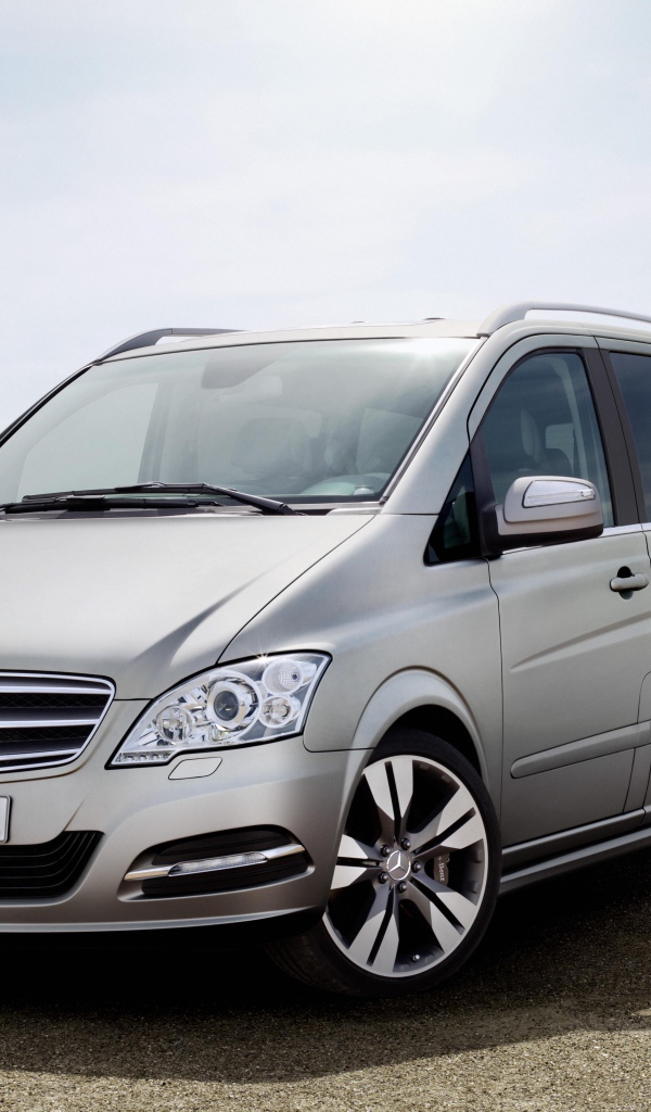Автомобиль марки Mercedes модели V-Class 2014