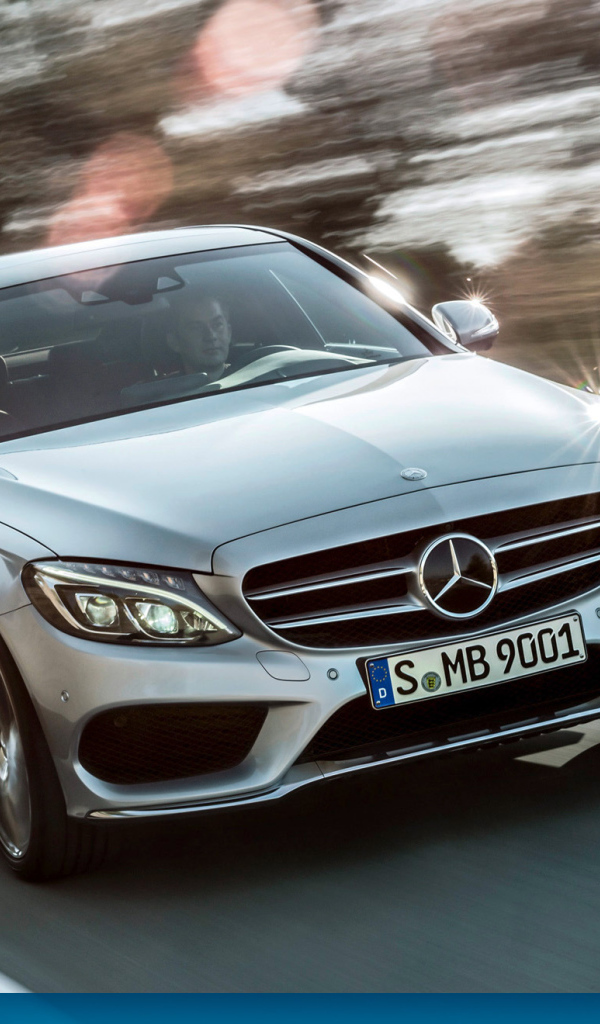 Красивый автомобиль Mercedes C-Class 2014