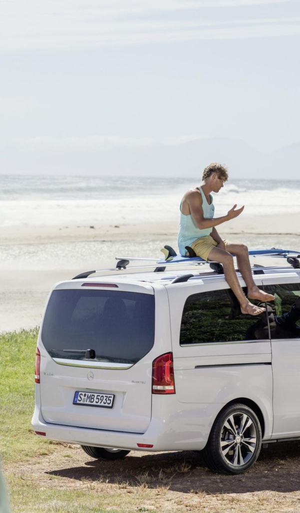 Красивый автомобиль Mercedes V-Class 2014 в Москве