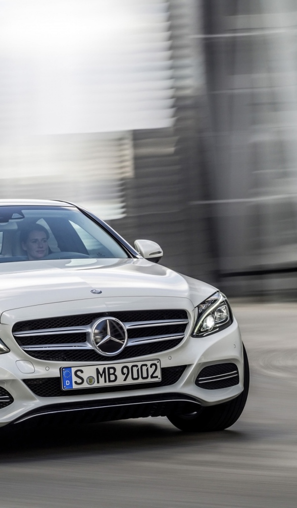 Автомобиль Mercedes C-Class 2014 на дороге