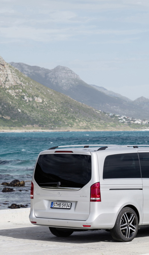 Автомобиль Mercedes V-Class 2014 на дороге