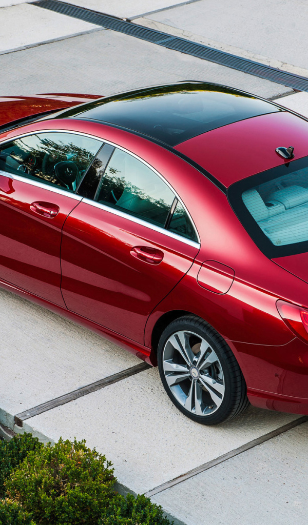 Вишневый Mercedes GLA