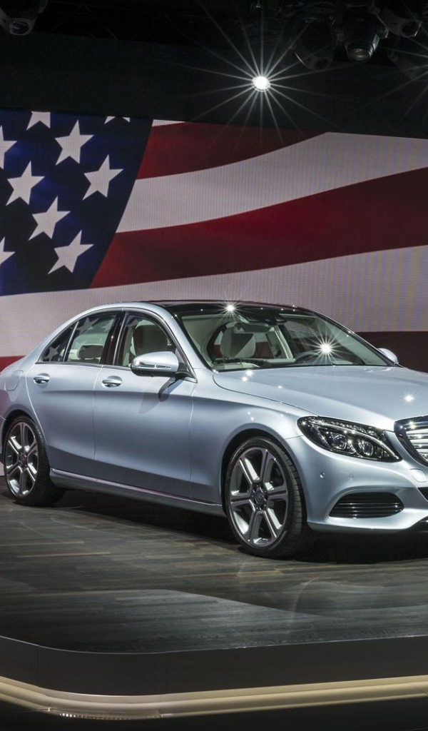 Mercedes C class 2014 на фоне флага США