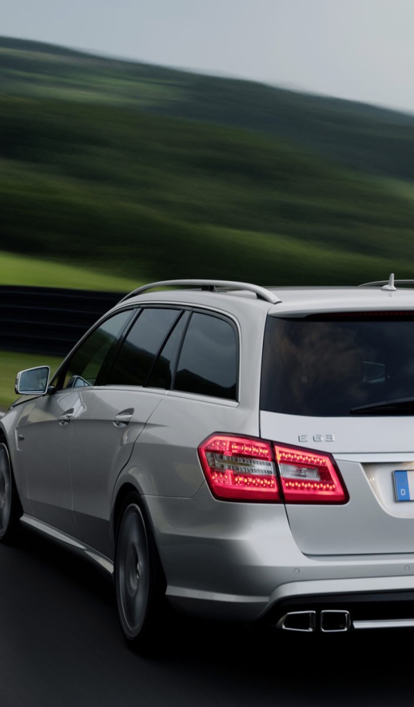 Мерседес в движении по дороге