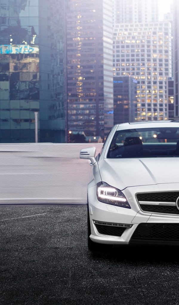 Мерседес на городской парковке