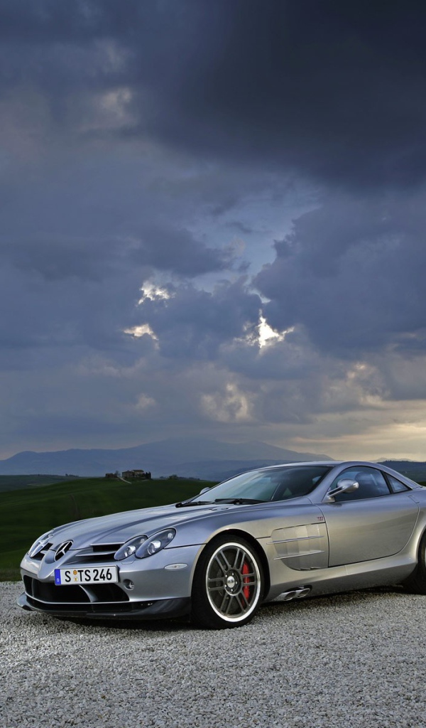 Спортивный серебристый Мерседес