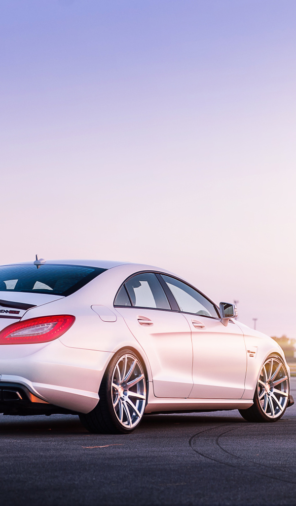 Белый мерседес C218