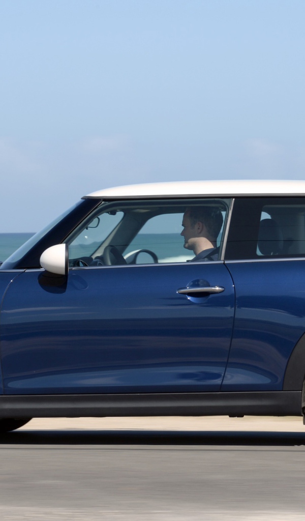 Красивый автомобиль Мини Купер S 2014 в Москве