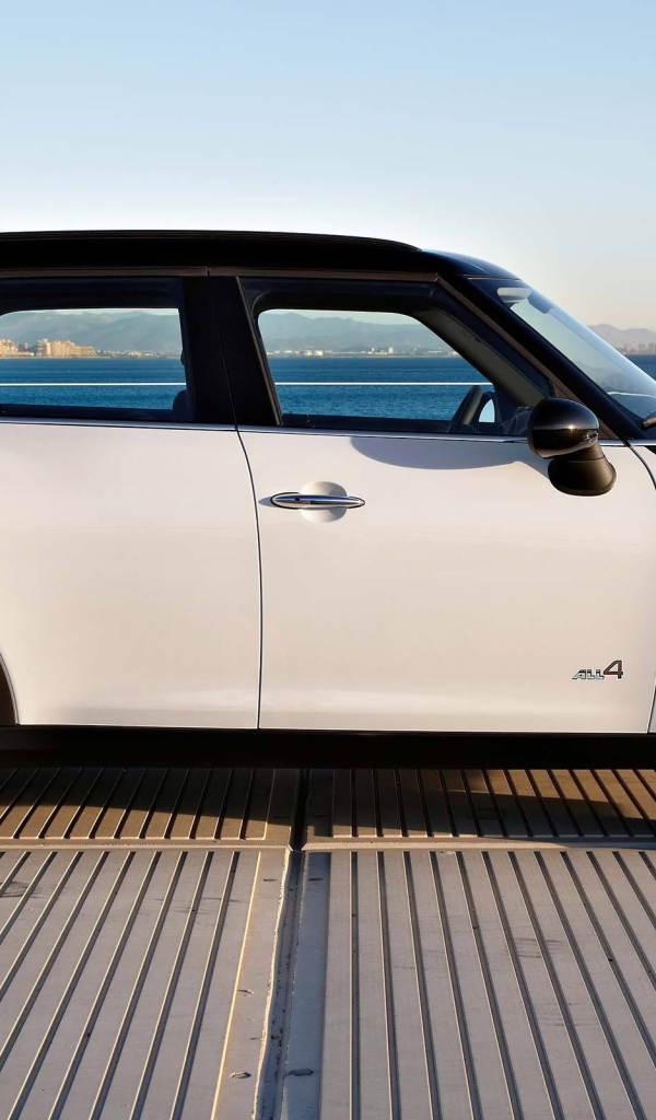 mini cooper countryman на фоне моря