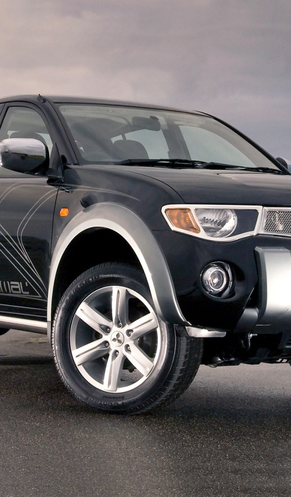Красивый автомобиль Mitsubishi L200