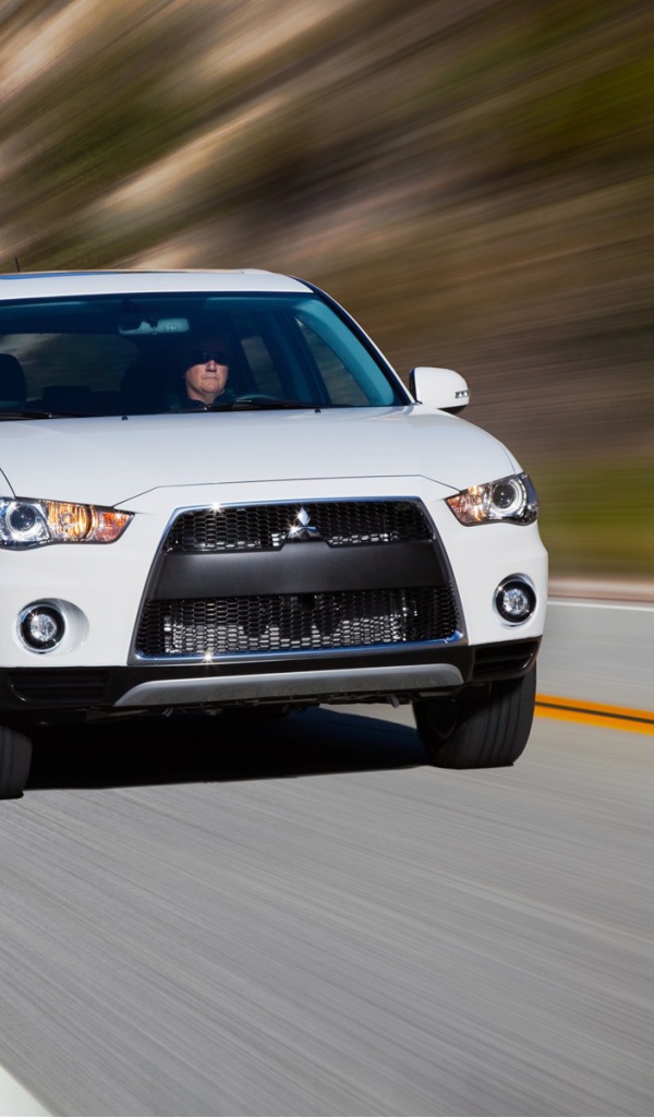 Красивый автомобиль Mitsubishi Outlander в Москве