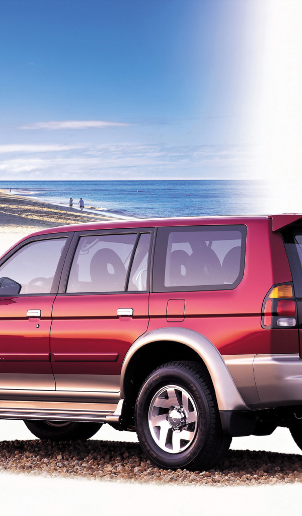 Красивый автомобиль Mitsubishi Pajero Sport