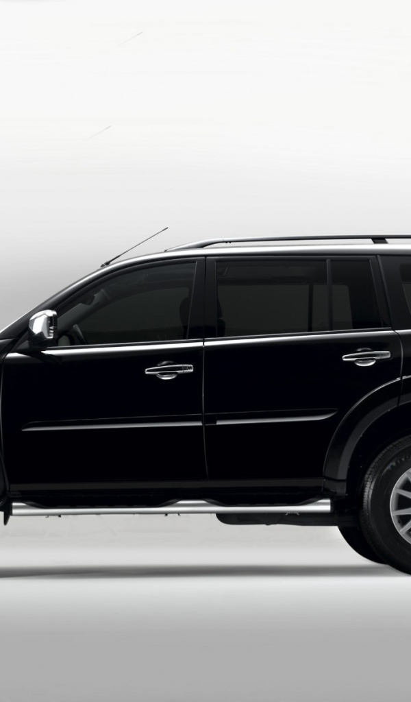 Красивый автомобиль Mitsubishi Pajero Sport в Москве