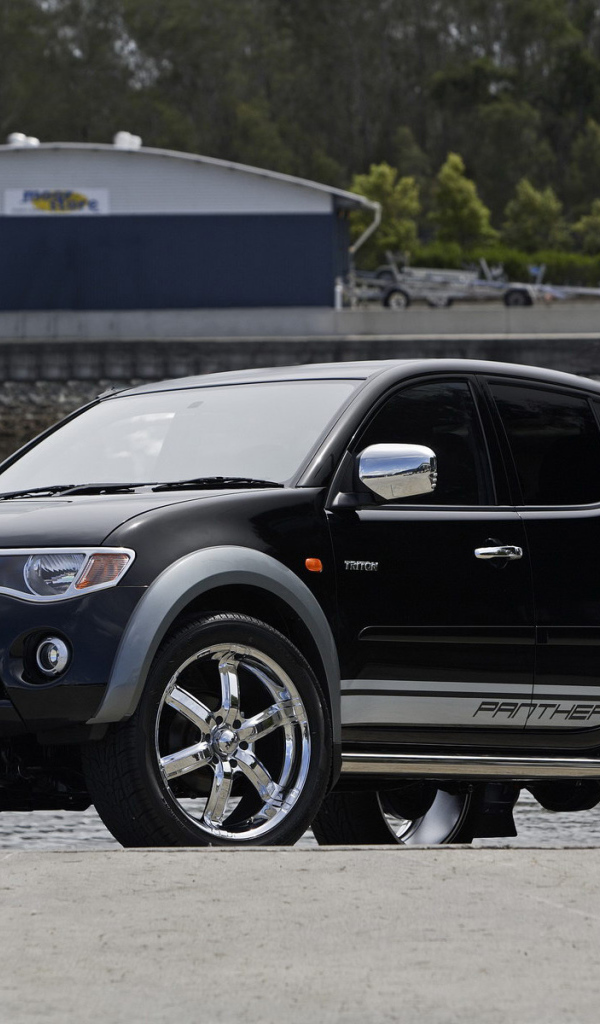 Автомобиль марки Mitsubishi модели L200