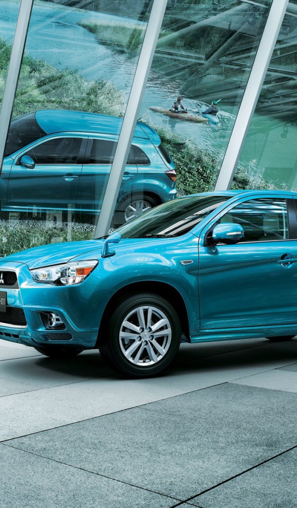 Автомобиль Mitsubishi ASX на дороге