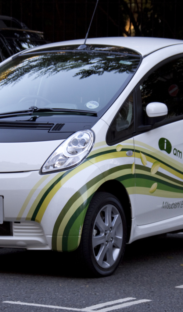 Автомобиль Mitsubishi Electric на дороге