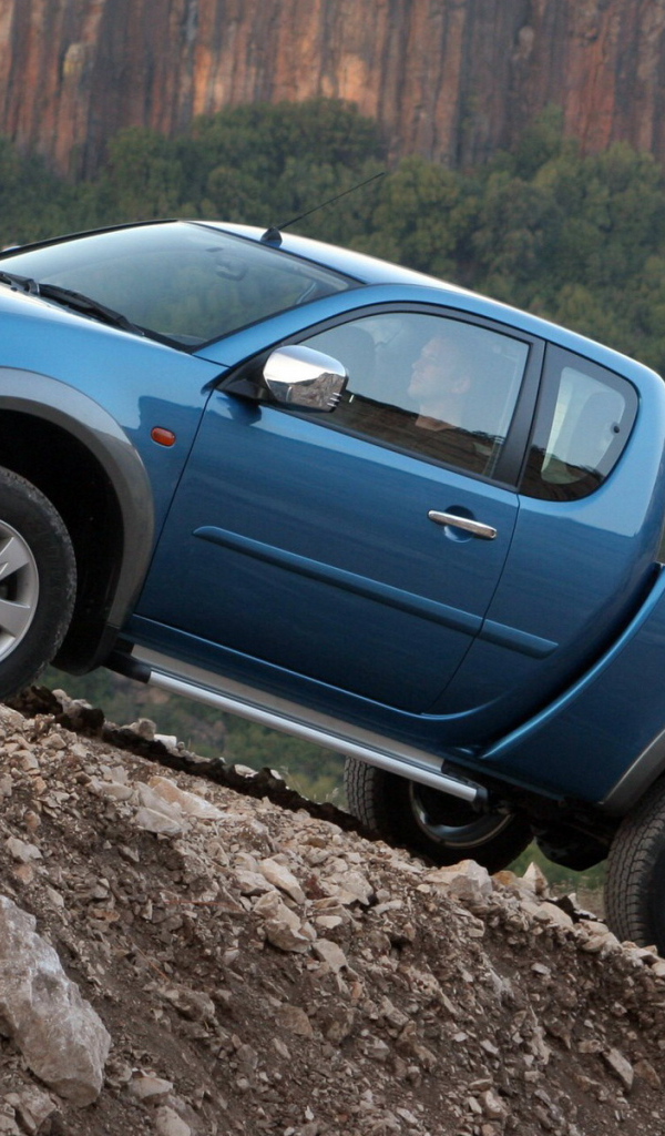 Автомобиль Mitsubishi L200 на дороге