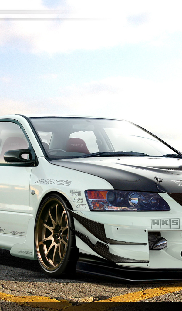 Автомобиль Mitsubishi Lancer Evolution на дороге