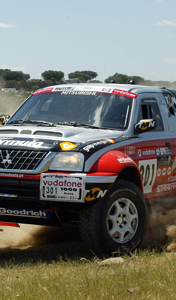 Автомобиль Mitsubishi Pajero Sport на дороге