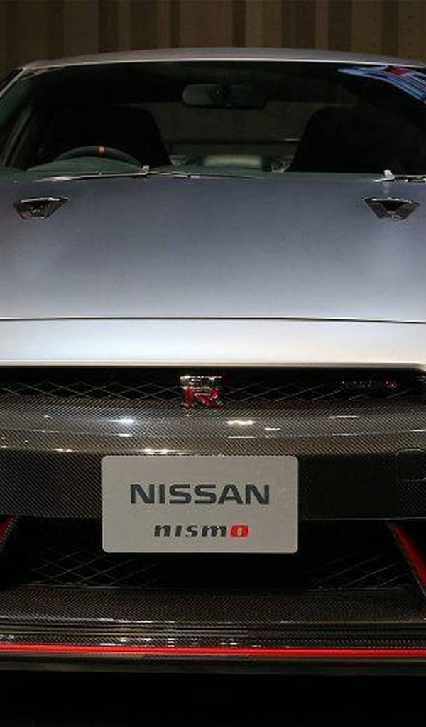 Красивый автомобиль Nissan GT-R Nismo 2014